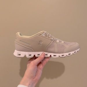 On Cloud Women’s Skeakers